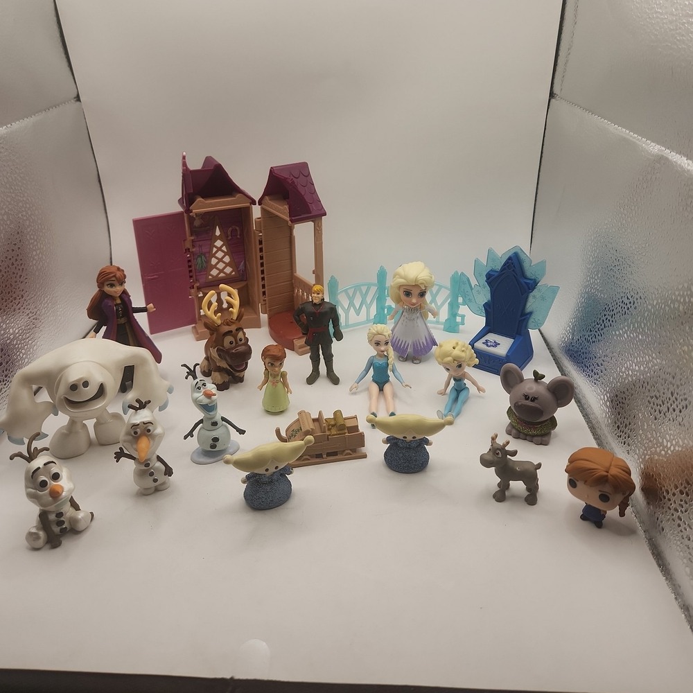 Frozen figurines lot characters and accessories - 19 pieces